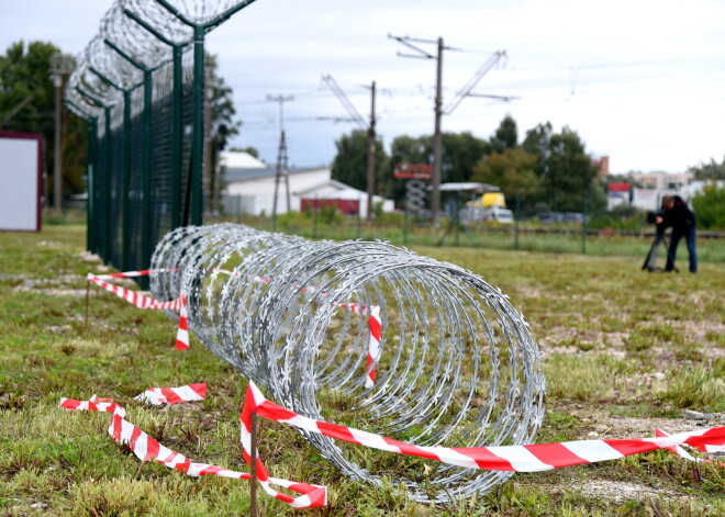 Iespējams, ar aizkavēšanos, bet tiks uzstādīts: Latvijas-Baltkrievijas robežžoga dzeloņstiepļu piegādātājs sola izpildīt pasūtījumu