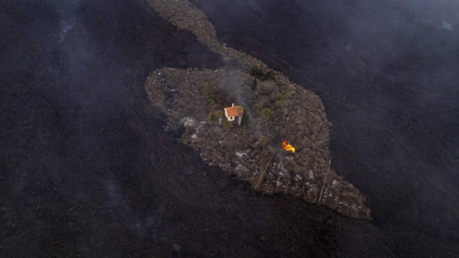 Māja, kuru neticamā kārtā nav skārusi lava.