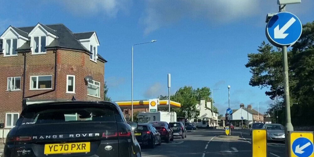 Breksits un pandēmija samazinājusi Lielbritānijā strādājošo kravas automašīnu šoferu skaitu, negatīvi ietekmējot piegādes tīklus.