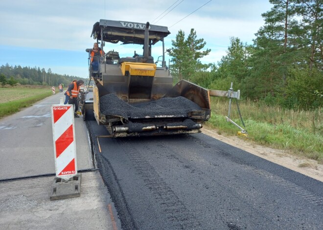 Vilcē izmēģina asfaltu, kas taisīts no vecām riepām