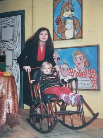 Dita Lūriņa ar brāli Edvartu Stelmakeru 1995. gadā uz Liepājas teātra skatuves pēc izrādes “Pifa piedzīvojumi”.