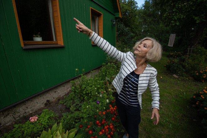 “Kad nopirkām, dzīvojamā māja bija pussabrukusi, un mēs kā relikviju no tās vienā istabas sienā  iebūvējām vecās mājas ārsienas dēļus,” rāda saimniece.