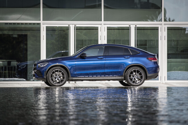 Mercedes-Benz GLC 300 4MATIC Coupé, brillantblau metallic, designo Leder Nappa zweifarbig platinweiß pearl/schwarz;Kraftstoffverbrauch kombiniert: 7,5-7,1 l/100 km; CO2-Emissionen kombiniert: 170–161 g/km*

Mercedes-Benz GLC 300 4MATIC Coupe, brilliant blue metallic, designo nappa leather two-tone platinum white pearl/black;Fuel consumption combined: 7.5-7.1 l/100 km; combined CO2 emissions: 170-161 g/km*