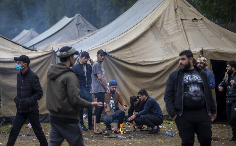 Lietuvā no telšu nometnes uz apsildāmām telpām pārceļ vairākus simtus nelegālo migrantu
