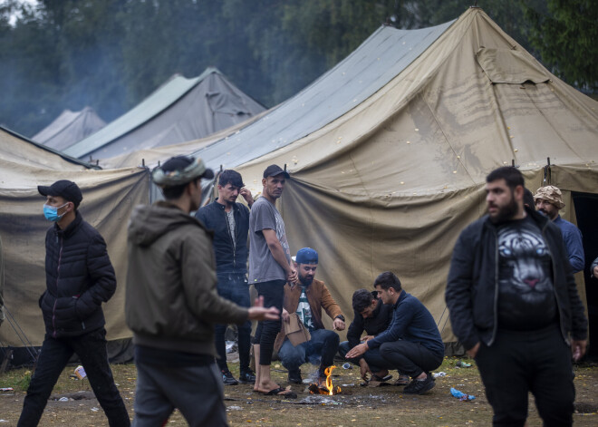 Lietuvā no telšu nometnes uz apsildāmām telpām pārceļ vairākus simtus nelegālo migrantu