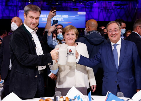 Konservatīvā bloka (CDU/CSU) pārstāvji (no kreisās) Markus Soders, Angela Merkele un Armīns Lašets.