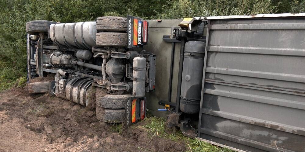 Во всем виноват лось: грузовик с прицепом массой в несколько тонн слетел с дороги и упал в канаву