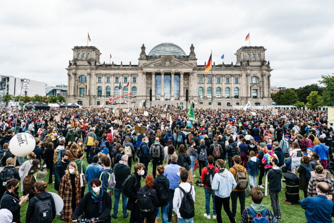 Vides aktīvisti protestē pie Bundestāga ēkas Berlīnē, Vācijā.