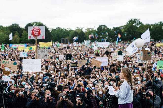 Zviedru vides aktīviste Grēta Tūnberga uzrunā protesta dalībniekus Berlīnē, Vācijā.