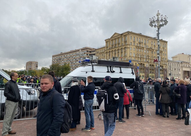 "Дядя Вова, мы с тобой!": в Москве полицейские устроили дискотеку, чтобы заглушить несогласованную акцию протеста