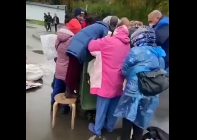 Удручающее видео: пенсионеры устроили давку у мусорного контейнера с просроченной едой