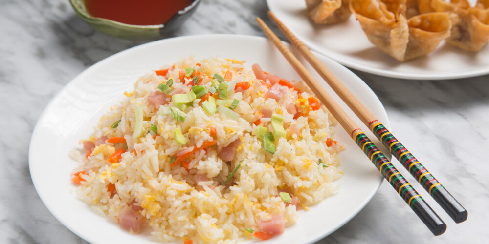 Rīsi ar olu vokpannā