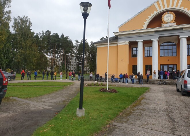 FOTO: "Janssen" vakcīnas vilinājums licis daudziem brīvdienas pavadīt, stāvot garā rindā