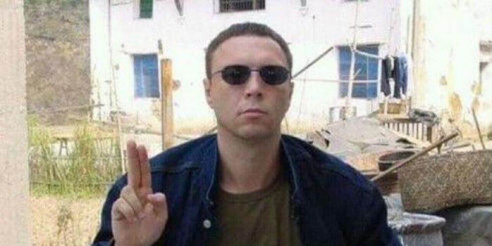 Российский писатель, постмодернист, лауреат многочисленных премий. Лауреат многочисленных литературных премий, среди которых «Малый Букер» (1993), «Национальный бестселлер» (2004), «Большая книга» (2010, 3-е место), премия Андрея Белого (2017).Пелевин известен тем, что не входит в «литературную тусовку», не появляется на публике, очень редко даёт интервью и предпочитает общение в Интернете. Всё это стало поводом для разных слухов: утверждалось, например, что писателя вообще не существует, а под именем «Пелевин» работает группа авторов или компьютер. Например, Александр Гордон в программе «Закрытый показ» (эфир 17.02.2012) высказал сомнение в самом существовании такого человека, как писатель Пелевин. Однако были обнаружены люди, непосредственно знавшие Пелевина: его одноклассники, однокурсники, преподаватели, коллеги, а режиссёр Борис Караджев снял документальный фильм «Писатель П. Попытка идентификации», в основе которого лежат рассказы людей, лично знакомых с писателем. В мае 2011 года появилась информация, что Пелевин будет лично присутствовать на церемонии вручения премии «Супер нацбест». Особо отмечалось, что это должно было быть первое появление писателя на публике. Но, вопреки ожиданиям, Пелевин на церемонию не пришёл.Писатель Дмитрий Быков утверждал, что видел Пелевина последний раз 12 лет назад, при этом, где живёт писатель, никто не знает точно, «потому что Пелевин живёт в астрале».Пелевин предположительно не женат. По данным на начало 2000-х годов, он жил в Москве, в районе Чертаново. Никаких личных аккаунтов в социальных сетях (Facebook, Twitter, LiveJournal, ВКонтакте и т. п.) никогда не имел и не имеет.У Виктора Пелевина нет и никогда не было договоров, обязывающих его публиковать новые книги с фиксированной периодичностью или печатать их в каком-то конкретном российском издательстве. Все утверждения об обратном являются заведомой ложью.