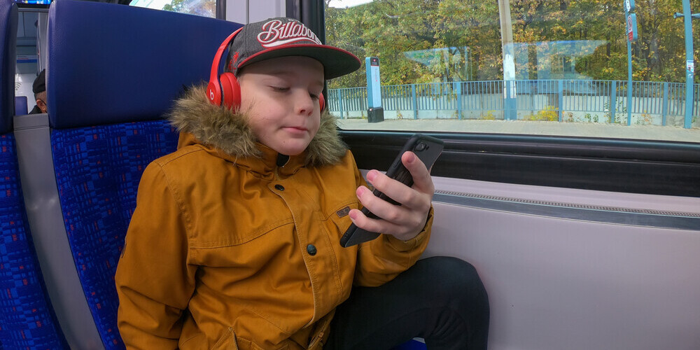 Pirmklasnieks ar savu jauno un dārgo "iPhone" iekuļas nepatikšanās