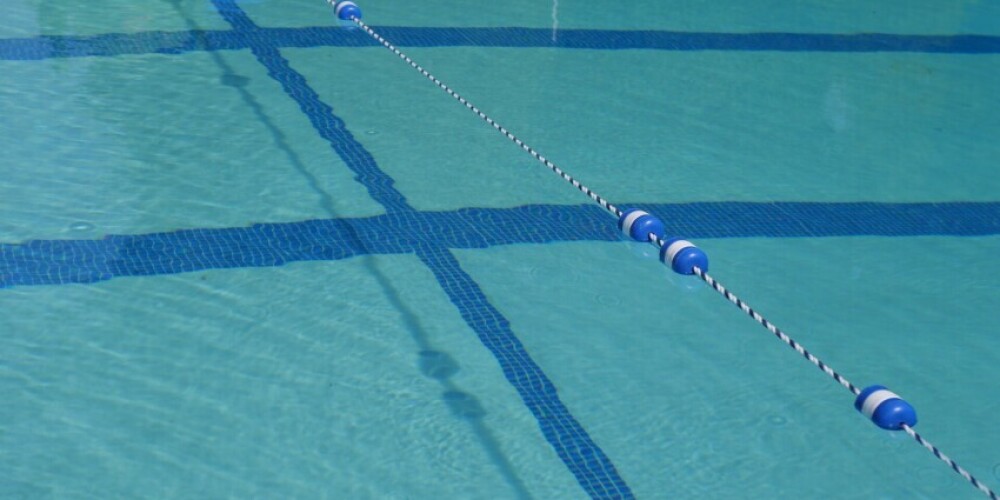 Приговор по делу об утонувшем 4-летнем мальчике в Вентспилсском бассейне: бывший директор спортшколы получил условный срок