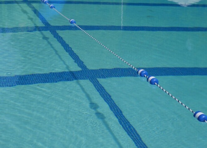 Приговор по делу об утонувшем 4-летнем мальчике в Вентспилсском бассейне: бывший директор спортшколы получил условный срок