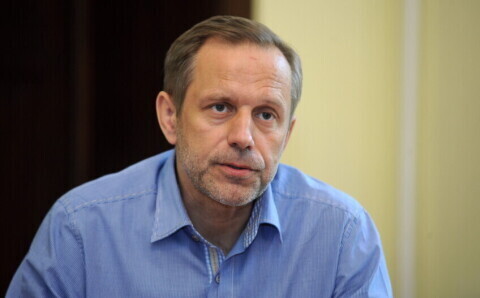 "Līdzekļi ir domāti nevis ārstēšanai, bet transportēšanai – speciālai lidmašīnai vai speciālam lidmašīnas sektoram. Un tie ir daudzi lieli tūkstoši. Lūdzu, atbalstiet un uzticieties man,” lūdz dakteris Pēteris Kļava.