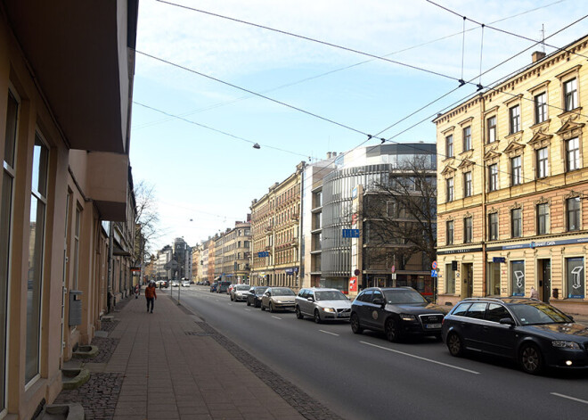 Rīgas domē iesniegti paraksti par velojoslām un sabiedriskā transporta joslām Brīvības ielā