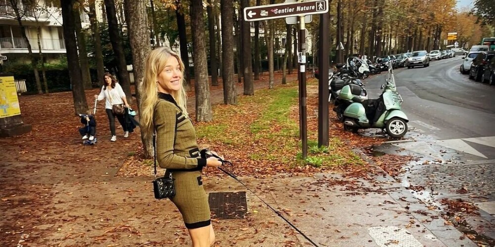 Как школьница: Водянова вышла на прогулку в облегающем мини