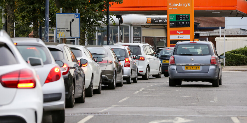 Lielbritānijas degvielas uzpildes stacijās krīze turpinās jau piekto dienu. 