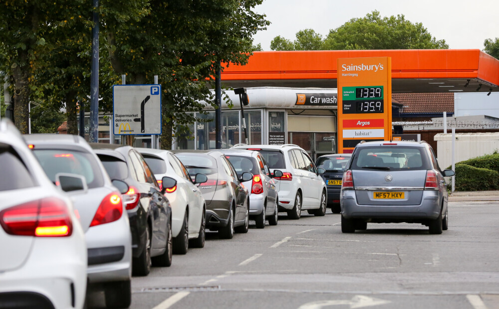 Izmisumā gāž bākās nepareizo degvielu un kaujas: haoss uzpildes stacijās Lielbritānijā turpinās
