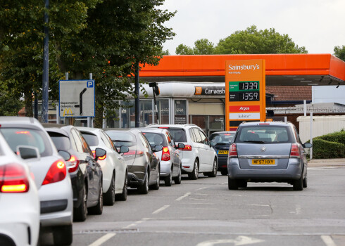 Izmisumā gāž bākās nepareizo degvielu un kaujas: haoss uzpildes stacijās Lielbritānijā turpinās