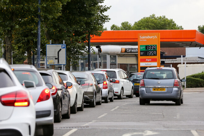 Lielbritānijas degvielas uzpildes stacijās krīze turpinās jau piekto dienu.