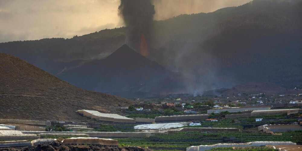 Vulkāna izvirdumā cietusī Kanāriju arhipelāga sala pasludināta par katastrofas zonu