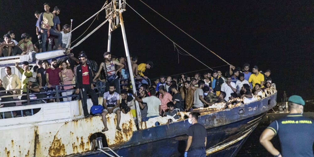 Itālijas Lampedūzas salā nakts laikā ieradušies vairāk nekā 700 migrantu; šai salai tas ir milzīgs skaitlis