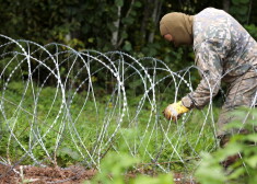 Lai kavētu nelegālo migratnu plūsmu, uz Latvijas-Baltkrievijas robežas tiek uzstādīts Slovēnijas Aizsardzības ministrijas dāvinātais pagaidu žogs.