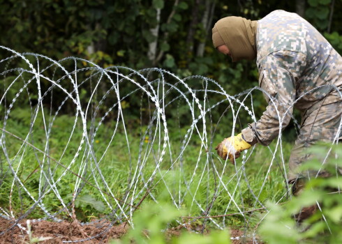 Lai kavētu nelegālo migratnu plūsmu, uz Latvijas-Baltkrievijas robežas tiek uzstādīts Slovēnijas Aizsardzības ministrijas dāvinātais pagaidu žogs.