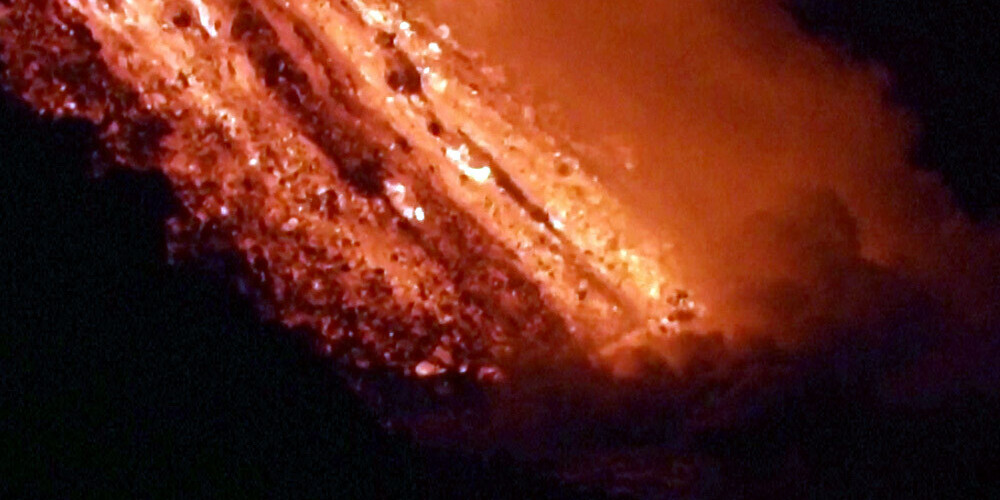 Lavas kontaktā ar sālsūdeni radušies melni dūmi, kurus stiprs vējš pūš uz salas iekšieni.