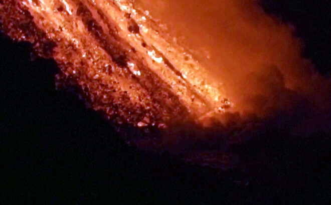 Lavas kontaktā ar sālsūdeni radušies melni dūmi, kurus stiprs vējš pūš uz salas iekšieni.