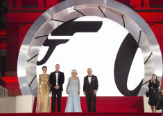 FOTO. Karaliskā ģimene un Holivudas zvaigznes Džeimsa Bonda filmas pirmizrādē Londonā