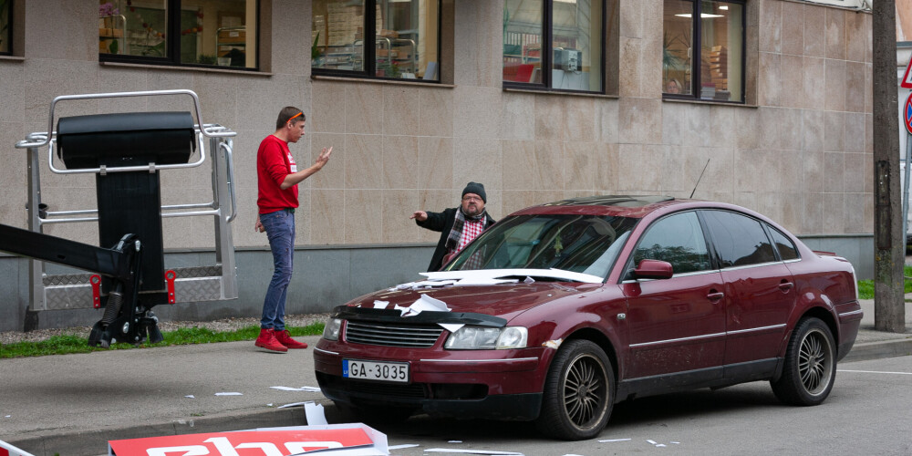 Blīkšķis un bļaušana: pie "Superhits Radio" ēkas uz aktiera Radzēviča auto nokrīt raidstacijas zīme