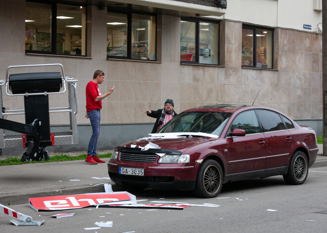 Blīkšķis un bļaušana: pie "Superhits Radio" ēkas uz aktiera Radzēviča auto nokrīt raidstacijas zīme