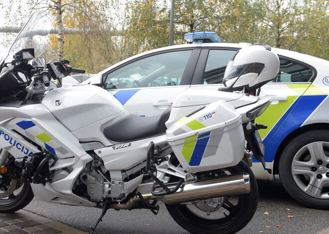 Policija aicina atsaukties aculieciniekus ceļu satiksmes negadījumam Purvciemā, kur cieta velosipēdists