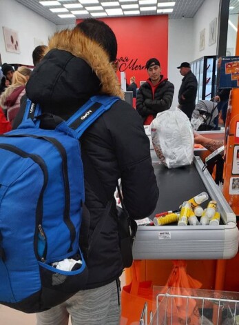 Lielveikalā šādas personu grupas nofotografētas, iepērkam lielu daudzumu pretodu līdzekļa.