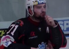 VIDEO: Ukrainas hokejistam Deņiskinam par spilgtu rasisma izpausmi piespriež diskvalifikāciju