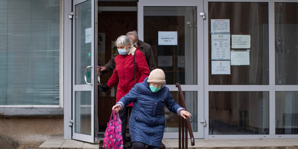 Pieaugošā saslimstība kaimiņos: maskas iekštelpās obligātas arī vakcinētajiem; uzstājīgs ieteikums attālinātajam darbam