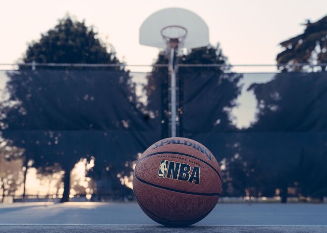 NBA spēlētāji, kuri neatbildīs vietējiem vakcinācijas noteikumiem, nesaņems atalgojumu par izlaistajiem mačiem