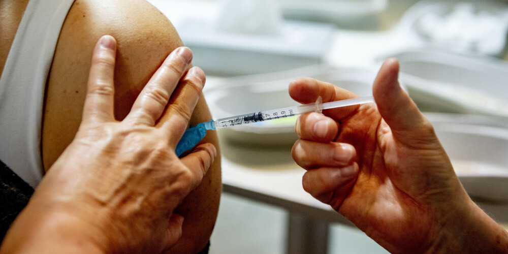 Latvijā pret Covid-19 vakcinēta teju puse valsts iedzīvotāju