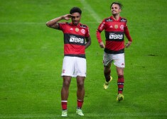 "Flamengo" futbolisti Vitinju un Mihaels priecājas par vārtu guvumu.