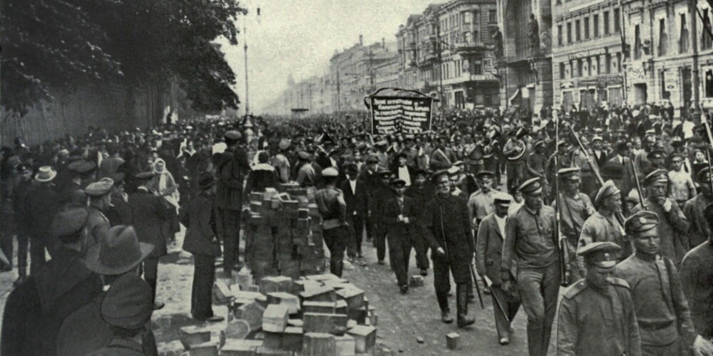 Союз Советских Социалистических Республик, сокращённо СССР, Советский Союз, Союз ССР — государство в Евразии, существовавшее с 1922 года по 1991 год. СССР на момент распада занимал почти 1⁄6 часть обитаемой суши Земли с населением 294 млн человек, а также 2-е место в мире по уровню промышленного производства — 16,5 % мирового объёма и 7-е место в мире по уровню национального дохода (3,4 %).