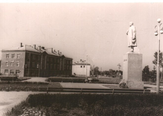 Ļeņina piemineklis Valmieras centrālajā laukumā lepni stāvēja no 1951. līdz 1990. gadam.