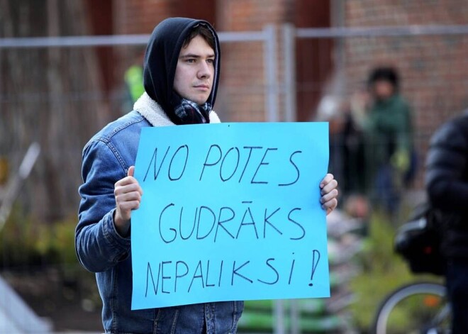 Студенты на пикете у Сейма потребовали очных занятий и для непривитых