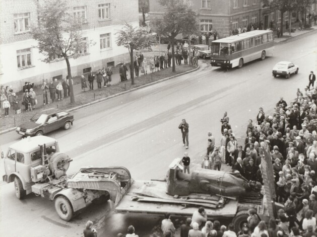 1990. gada 20. septembrī Valmieras Ļeņina pieminekli bija iecerēts nogāzt klusi, bez liekas ažiotāžas, bet neiznāca – uz “svinīgo operāciju” atnāca noraudzīties desmitu desmitiem pilsētnieku.