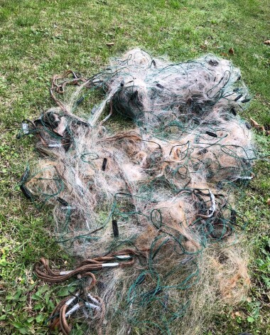 Ventspils pašvaldības policisti Būšnieku ezerā uzgāja iespaidīgu maluzvejnieku 70 metrus garu tīklu.
