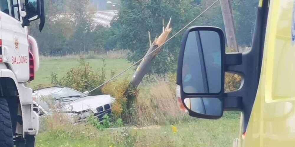 В Саласпилсе BMW врезался в столб; оборвана линия электропередачи и заблокирована дорога